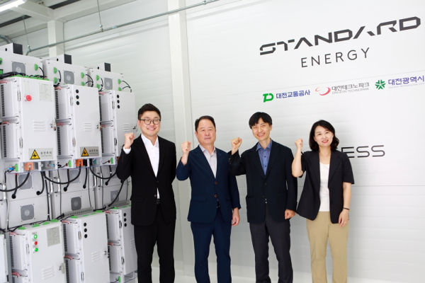 구암역에서 바나듐 이온 배터리 에너지 저장장치 준공식을 개최하였다.(사진은 왼쪽부터 스탠다드에너지 김부기 대표, 대전교통공사 연규양 사장, 대전시 기업지원정책과 한종탁과장, 대전테크노파크 실증지원협력팀 김영숙팀장)