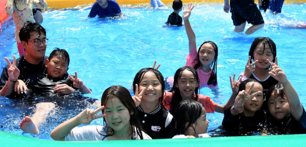 어린이들이 재학생 자원봉사자들과 함께 물놀이를 즐기고 있다.