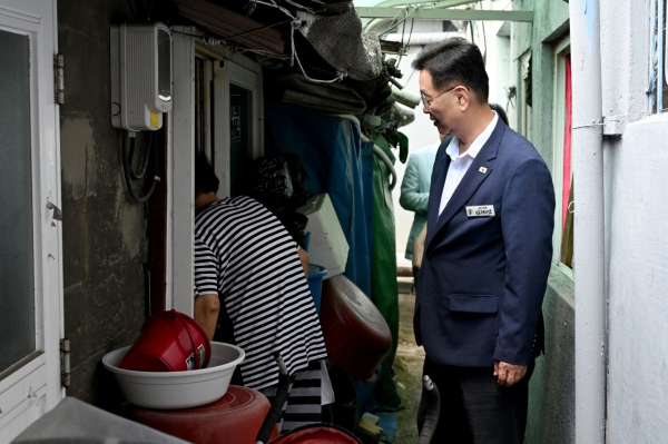 대사동 현장 및 용두동 재정비 지역을 점검하는 김제선 중구청장