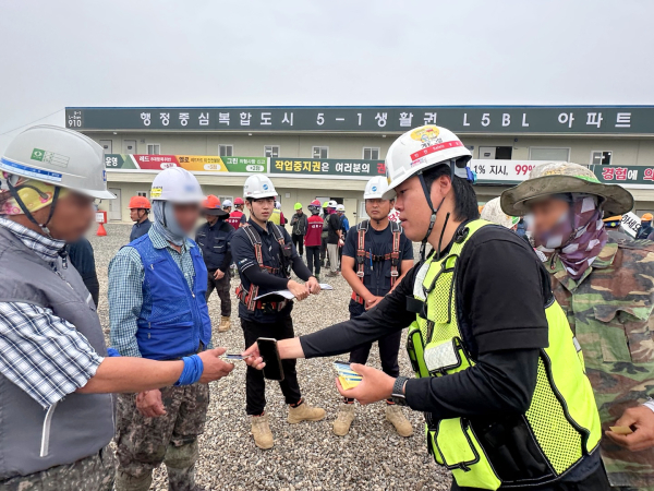 계룡건설 현장에서 온열질환 예방 ‘체감온도 스티커’를 배포하고 있다.