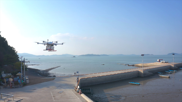 중왕항 배송거점에서 드론이 배송을 위해 이륙하는 모습