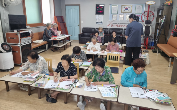 성인문해교육 마을학교에서 한글 공부에 열중하는 어르신들 모습