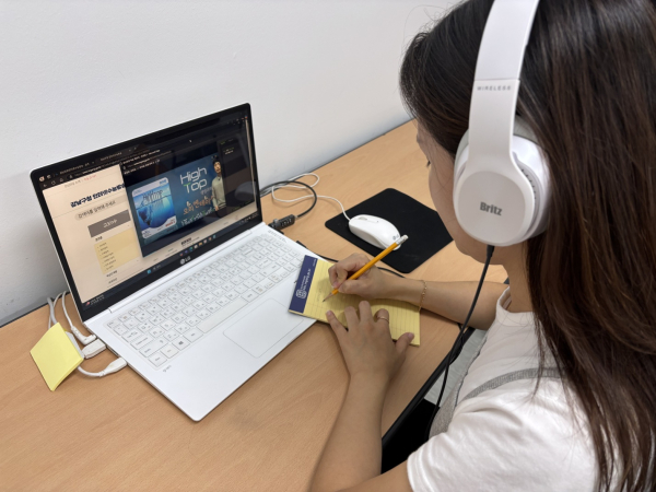 강남인강을 수강하고 있는 학생 모습