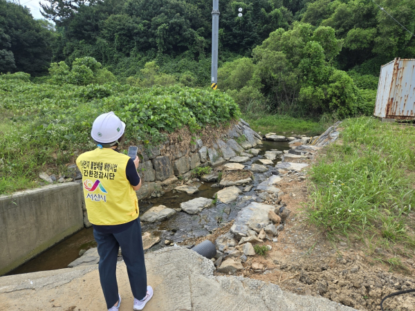 민간환경감시단이 관내 현장을 점검하는 모습