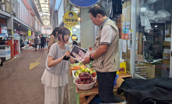 지난 5일 태안서부시장에서 노쇼 사기 피해 홍보물을 배부하는 군 공직자 모습.