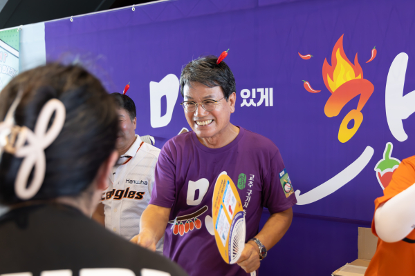 한화생명볼파크 홍보부스에서 김돈곤 군수 및 군 공무원들이 청양고추구기자축제 및 관광자원(투어패스 등)을 홍보하고 있다.