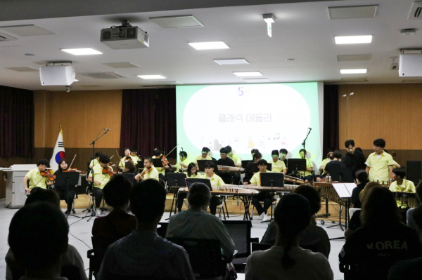 지난 7월 23일 한국산림복지진흥원 국립산림치유원에서 홀트학교 예그리나 & 국악 오케스트라가 방문객을 대상으로 공연진행