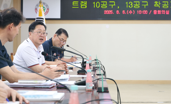 도시철도 2호선 건설공사 추진 보고회를 주재하고 있는 이장우 대전시장<br>