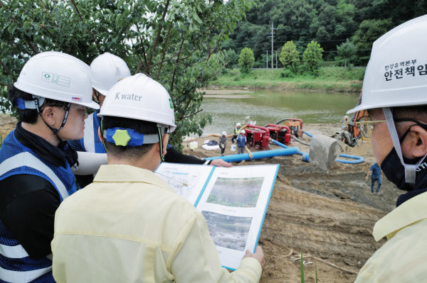 6일 오전, 윤석대 한국수자원공사 사장(사진 가운데)이 충북 증평군 증평읍 사곡리(임시관로 시점부)의 복구공사 현장을 찾아 임시관로 연결 상황을 점검하고 있다.