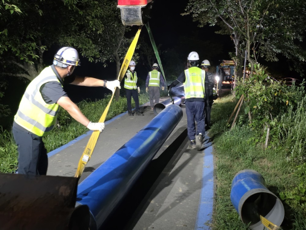 8월 6일 새벽, 충북 증평군 증평읍 미암리(임시관로 종점부)에 연결할 임시관로가 운반되고 있다.