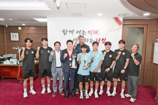 신평고 축구부 격려 간담회 단체사진