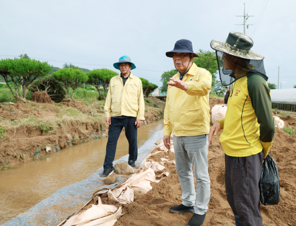 지난 7월 18일 태안읍 상옥리 마을도로 유실 피해 현장을 방문한 가세로 군수.