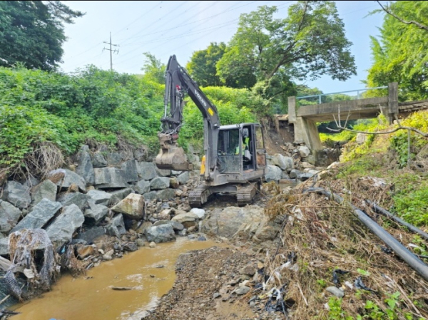 청양군은 지난 집중호우로 인한 피해를 응급 복구하고 있다.