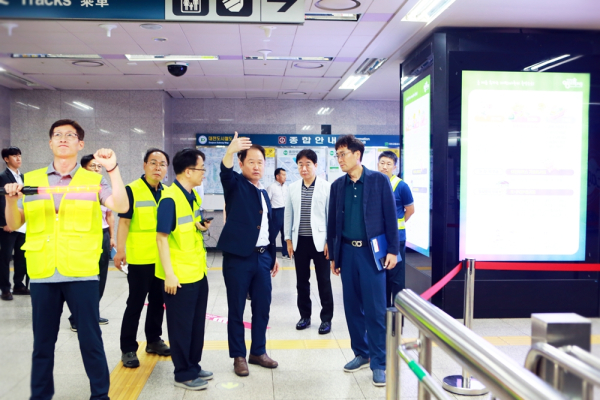 지난 6일 오후, 중앙로역과 대전역에서 사장주관 최종 현장지도 점검 및 군집대응 모의훈련을 실시했다.(사진의 중앙은 연규양 대전교통공사 사장, 오른쪽 2번째 대전시 철도건설국 이장호 철도정책과장)