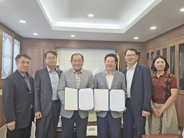 대전 탄동농협과 석문농협, 조합원 농기계 공동수리 협약식 체결 모습