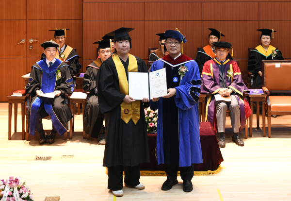 최우수상 수상자인 스마트소프트웨어공학과 임찬우 학생이 이경직 총장과 함께 기념 촬영을 하고 있다.