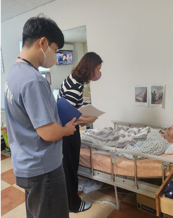 군 의료급여 담당자와 관리사가 실제 입원 기관을 방문해 상담을 하고 있다.
