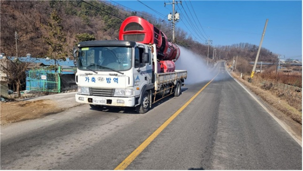 세종시 부강면 한 농원을 소독하는 방역차량