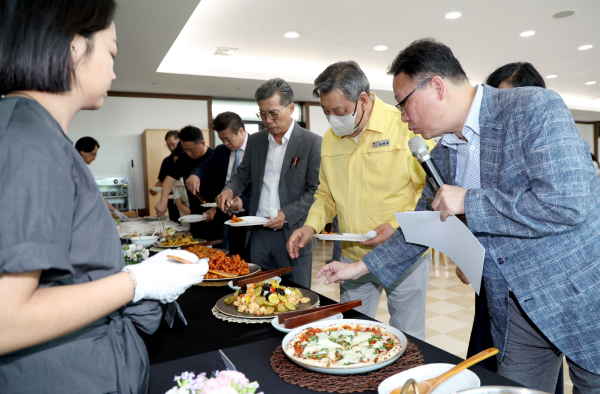 치유식단 음식 시식 모습​