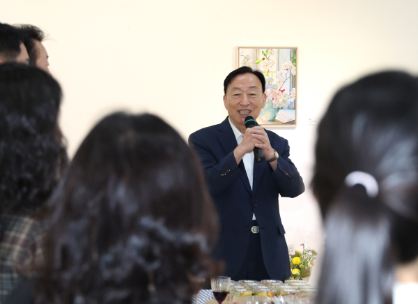 '제19회 대전시 교원미술작품 공모전' 입상작 전시회에서 설동호 교육감 모습