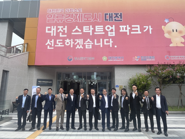 베트남 당 중앙사무국 디지털전환국장 일행, 대전혁신센터 방문 기념사진