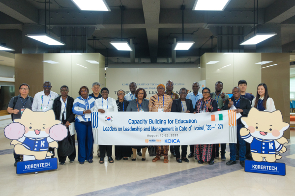 개도국기술이전연구소 김남호 교수(왼쪽에서 5번째)와 코트디부아르 직업기술교육훈련부    연수생 14명이 한국기술교육대 GEC(Global Education Center) 1층에서 단체사진