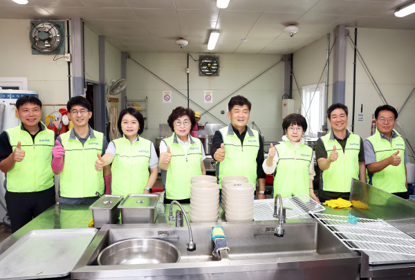 현충원 참배객에 따뜻한 한 끼 나눔 봉사활동 모습