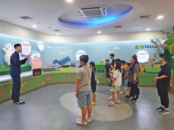 여름방학 업사이클링 체험 프로그램 진행 모습