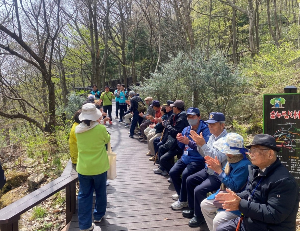 지난 4월 국립장성숲체원에서 국가유공자와 유가족이 산림치유프로그램에 참여하고 있다.