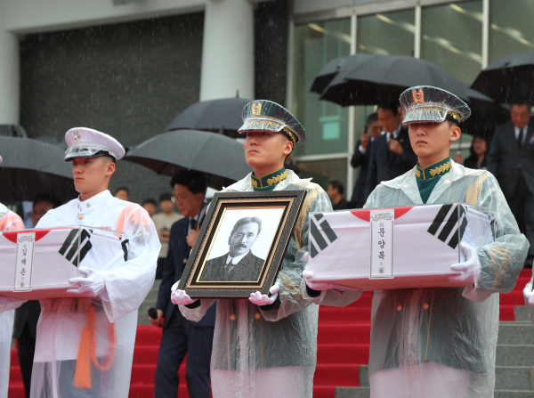 지난 13일 국립서울현충원 현충관에서 진행된 유해 봉환식에서 국방부 의장대가 영현을 봉송하는 모습