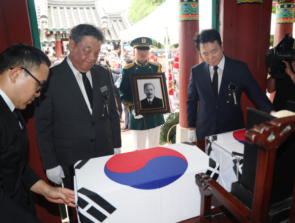 지난 13일 남면 몽산리 우운 문양목 선생 생가에서 진행된 추모제 모습.