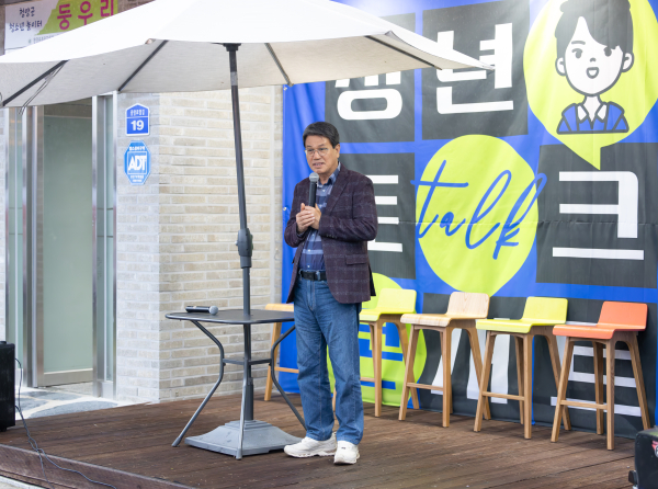 지난 해 청춘거리에서 열린 청년축제(토크콘서트)에 참석한 김돈곤 군수의 모습