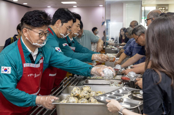 구청 구내식당에서 ‘비상식량 급식체험’ 진행 (최충규 대덕구청장이 직원들에게 주먹밥과 고구마 등을 배식하고 있다.)