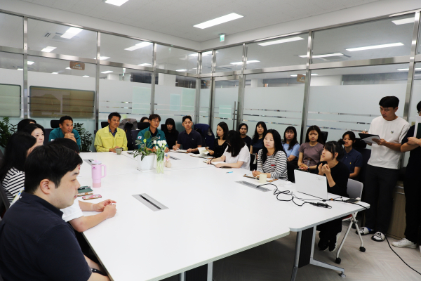 18일 춘천숲체원 회의실에서 전 직원이 행정안전부에서 배포한 안보 영상물을 시청하고 있다.
