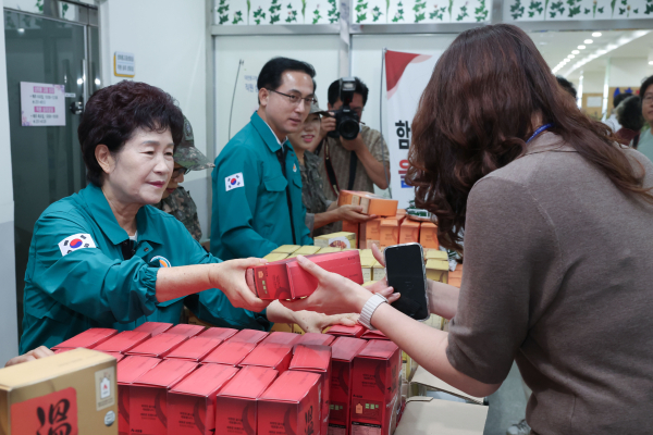 오관영 의장, 직원들과 함께 전시 대비 전투식량 체험훈련 진행 모습