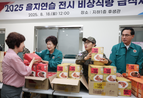 오관영 의장, 직원들과 함께 전시 대비 전투식량 체험훈련 진행 모습