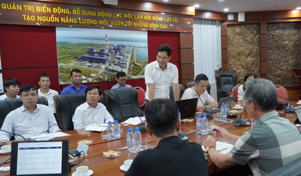 사진은 응우엔 꾸이 민 베트남 에너지산업공사 발전자회사(PVPGB) 기술안전환경국 부국장이 시장개척단을 대상으로 설명회를 갖는 모습