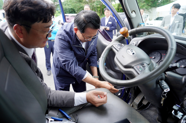 지난 18일 서산시 종합운동장에서 진행된 페달 오조작 방지 장치 설치 모습