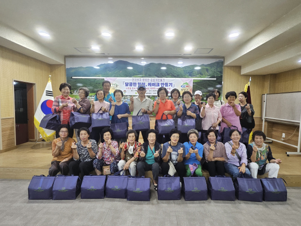 지난 18일 화성면사무소에서 건강하고 행복한 공동체 만들기 사업의 일환인 케이크 제작 체험 활동을 하고 있다.
