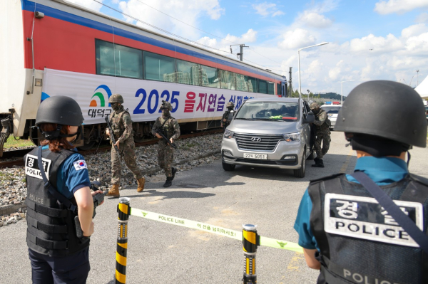 유관기관 관계자들이 19일 대전조차장에서 드론 테러 상황을 가정한 ‘2025년 을지연습 실제훈련’을 진행하고 있다.