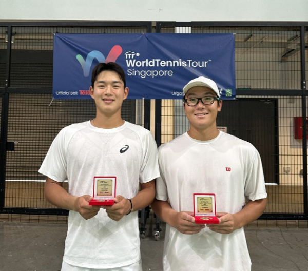 싱가포르 테니스 국제대회 복식 경기 우승식(왼쪽부터 김포시청 김동주 선수, 당진시청 오찬영 선수)