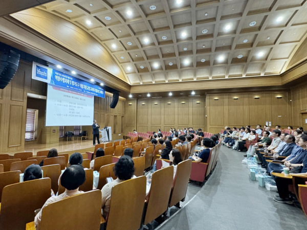 리뷰보드 세미나에서 교육 혁신을 강조하는 호서대 김영우 학장