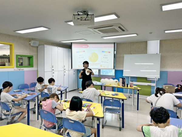 학생과 지역주민을 대상 독서문화 행사 진행 모습