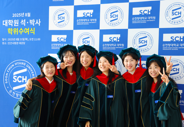 석사 학위 수여자들이 단체 기념사진을 촬영하고 있다.