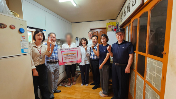 21일 대화동 내 주거 환경이 열악한 취약계층 주민을 위해 싱크대를 교체 설치한 후 기념 촬영