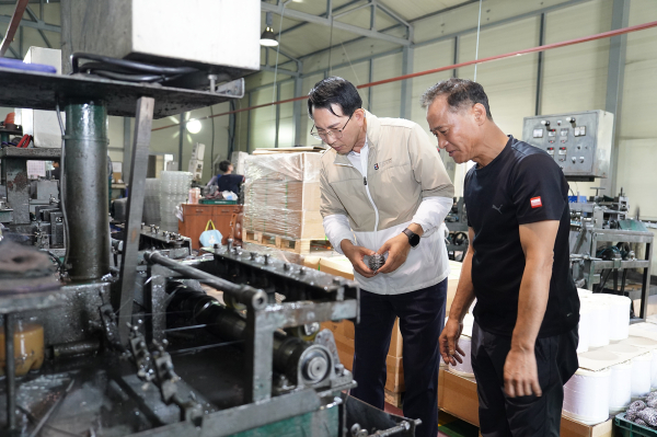 이완섭 서산시장이 21일 노인 일자리 공동체 사업단을 방문했다.