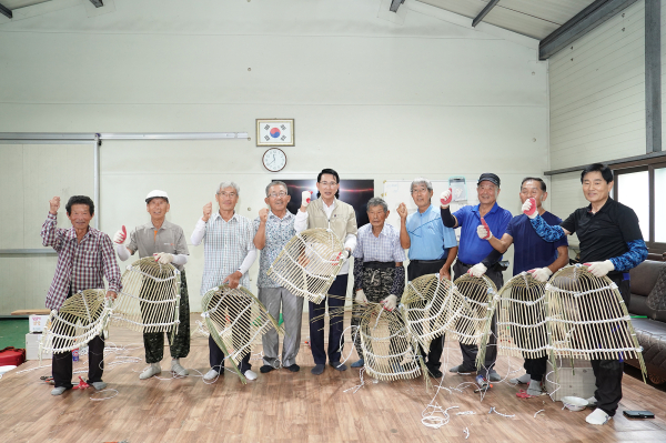 이완섭 서산시장이 21일 노인 일자리 공동체 사업단을 방문했다.