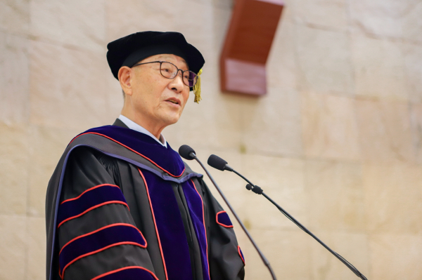 학위 수여를 축하하는 강일구 호서대 총장 축사 모습