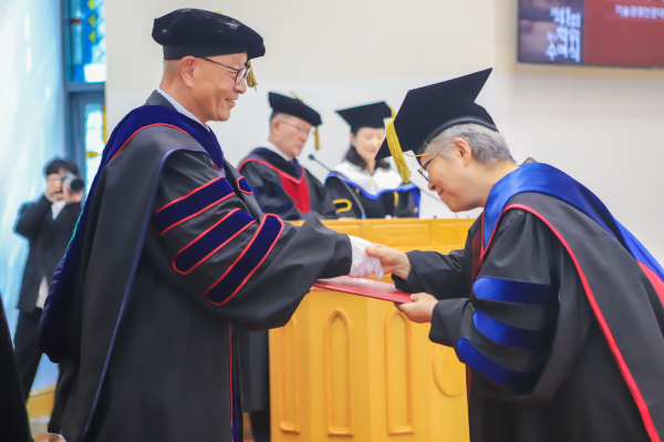 강일구 호서대 총장(좌)이 학위를 수여하고 있다