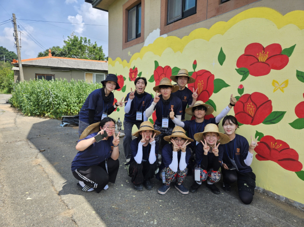 벽화그리기 봉사 모습
